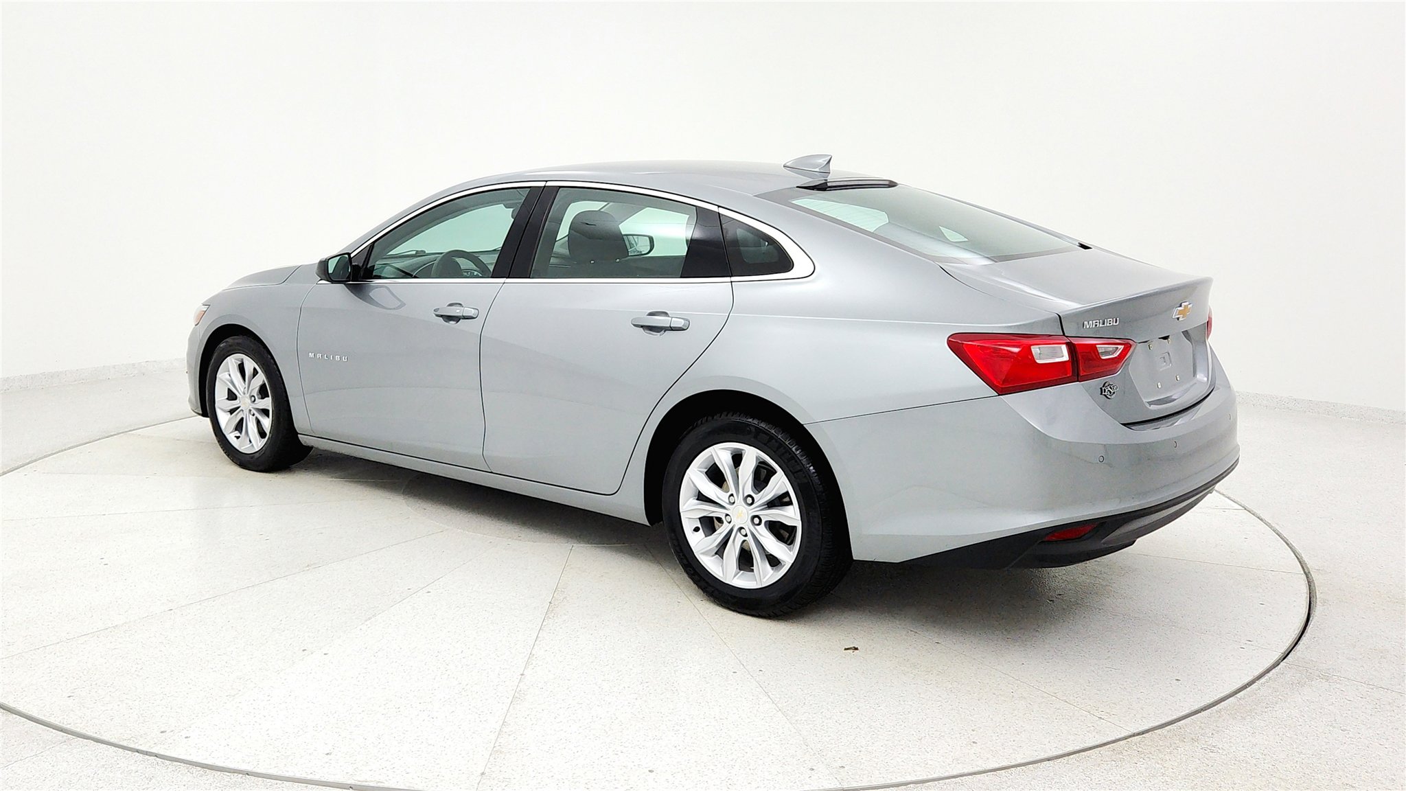 Used 2025 Chevrolet Malibu LT image 2
