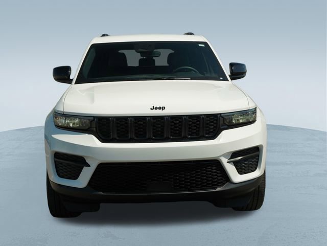 Used 2023 Jeep Grand Cherokee Altitude AWD/4WD image 2