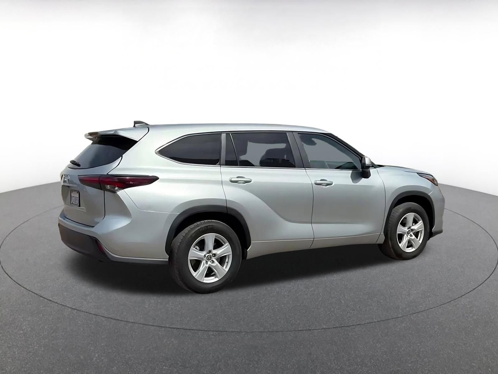 Used 2025 Toyota Highlander LE FWD image 15