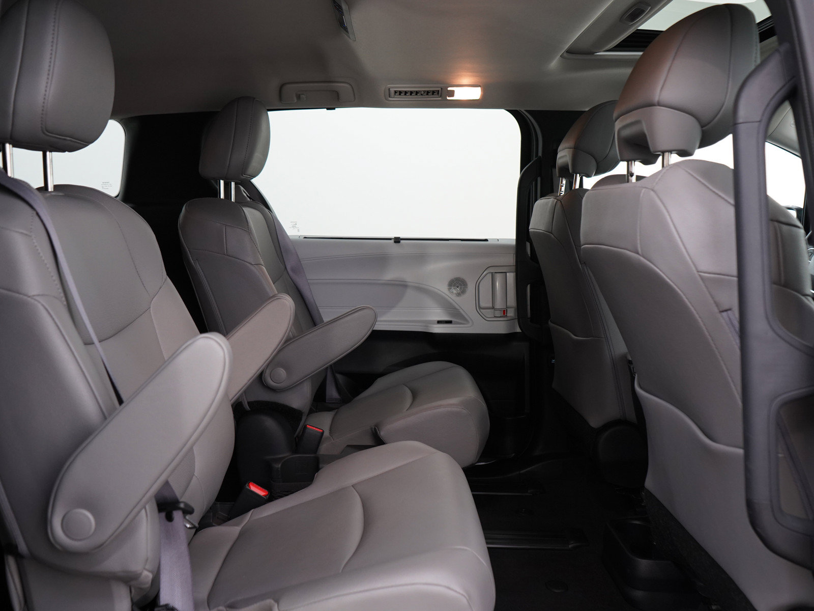 Used 2025 Toyota Sienna XLE w/ XLE Plus Package AWD/4WD image 12