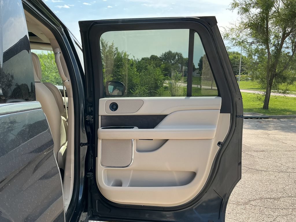 Used 2021 Lincoln Navigator L Reserve AWD/4WD image 15