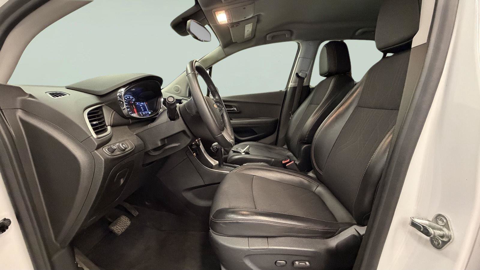 Used 2019 Chevrolet Trax LT w/ LT Convenience Package FWD image 21