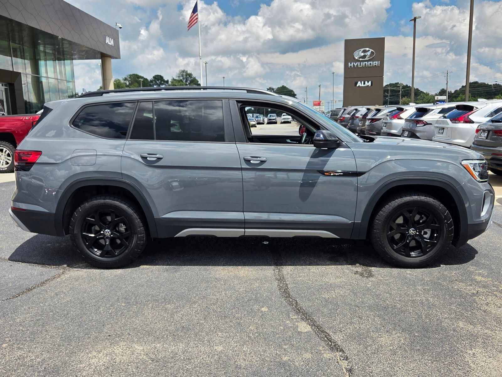 Used 2025 Volkswagen Atlas Peak Edition SE AWD/4WD image 15