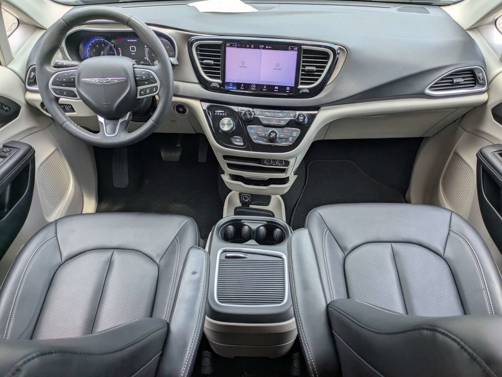 Used 2024 Chrysler Pacifica Touring-L FWD image 16