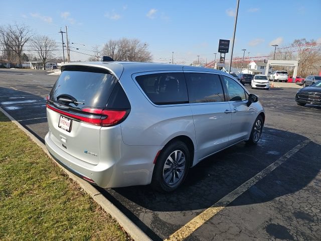 Used 2023 Chrysler Pacifica Touring-L FWD image 7