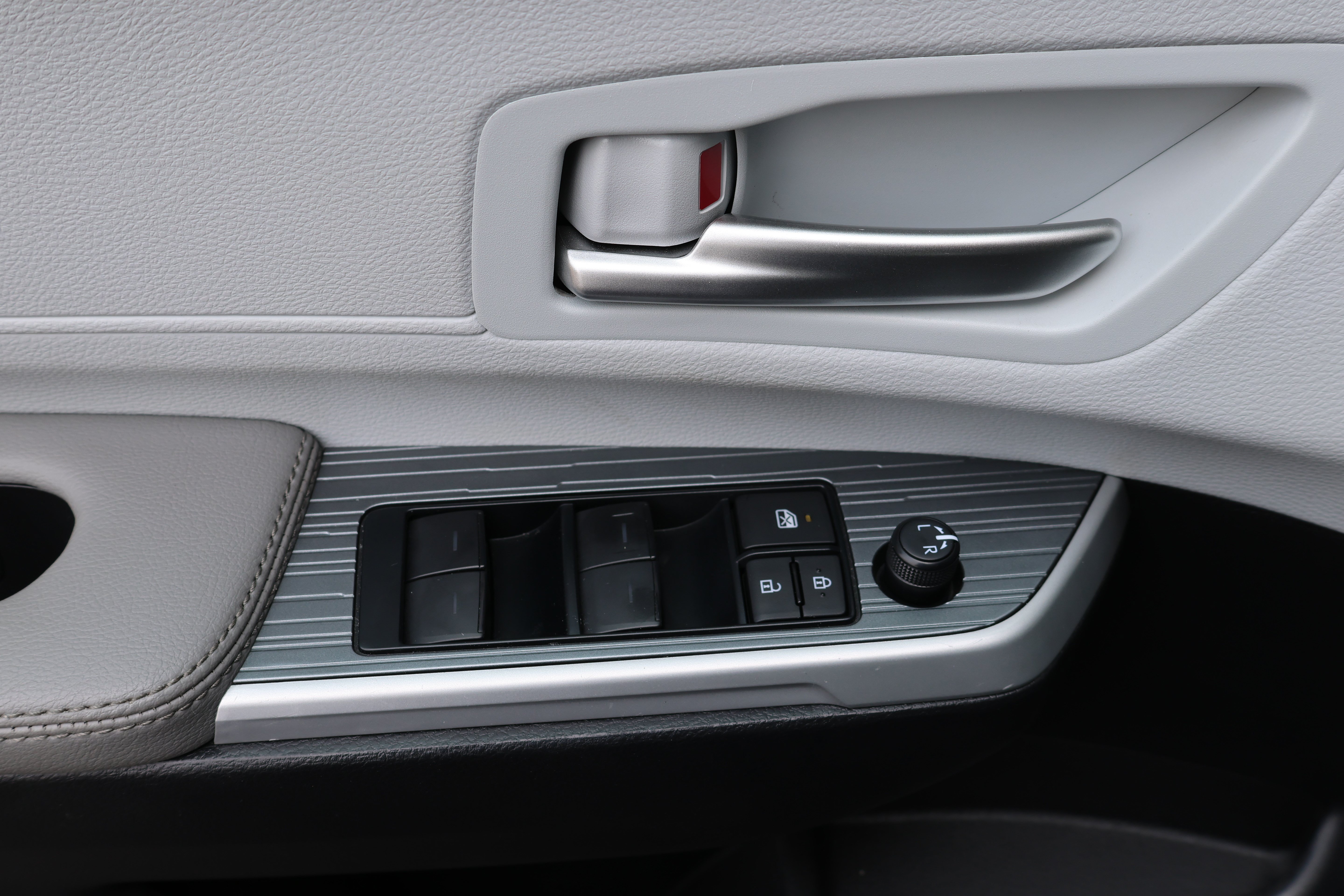Certified 2025 Toyota Sienna XLE FWD image 25