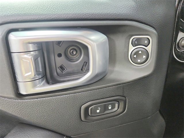 Used 2018 Jeep Wrangler Unlimited Sahara image 35