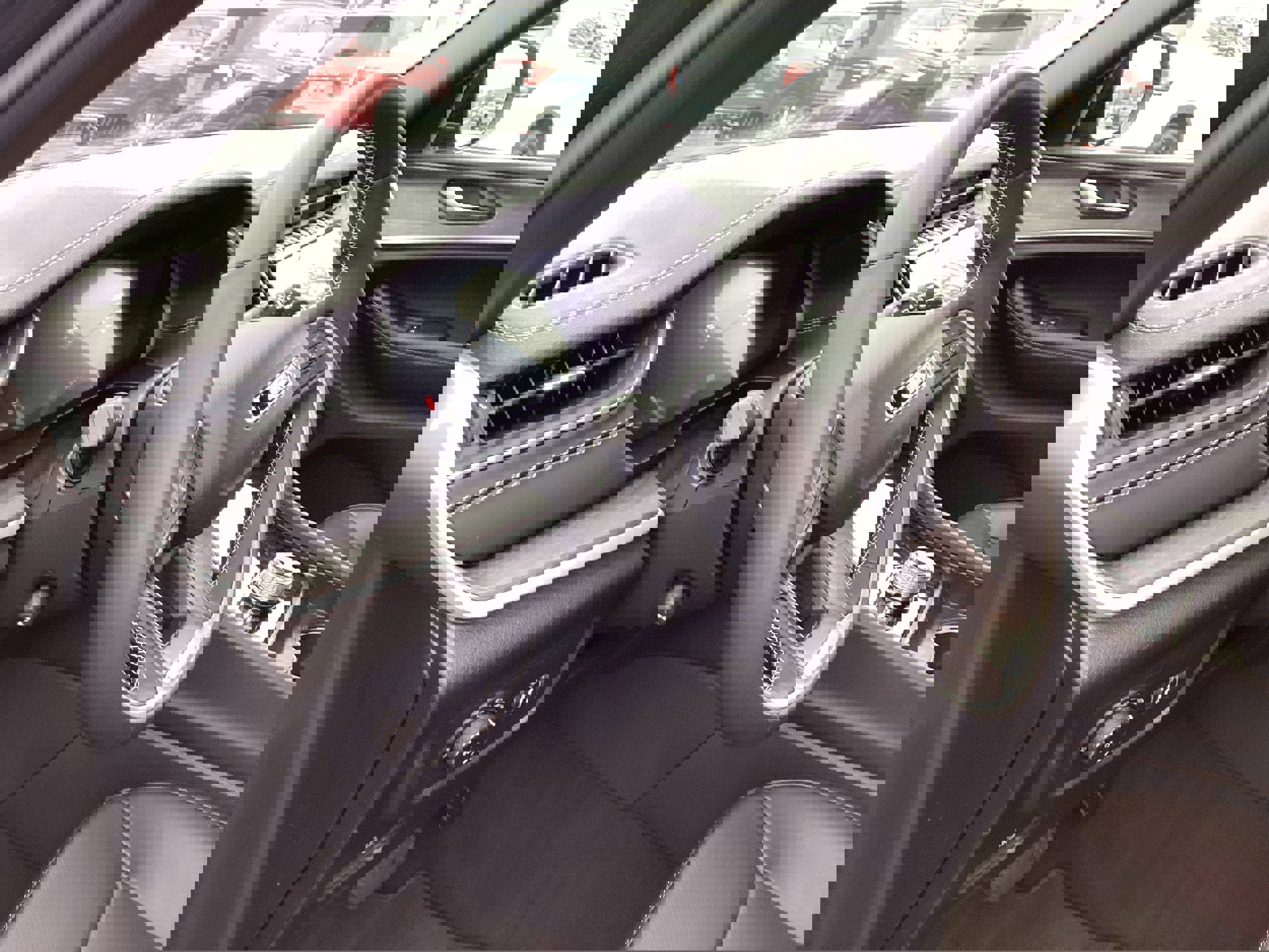 Used 2024 Jeep Grand Cherokee Limited w/ Luxury Tech Group II image 11