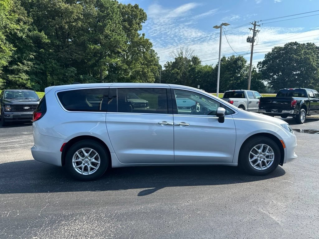 Used 2023 Chrysler Voyager LX FWD image 2