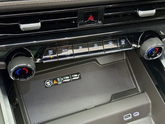 Used 2025 Chevrolet Suburban High Country AWD/4WD image 18