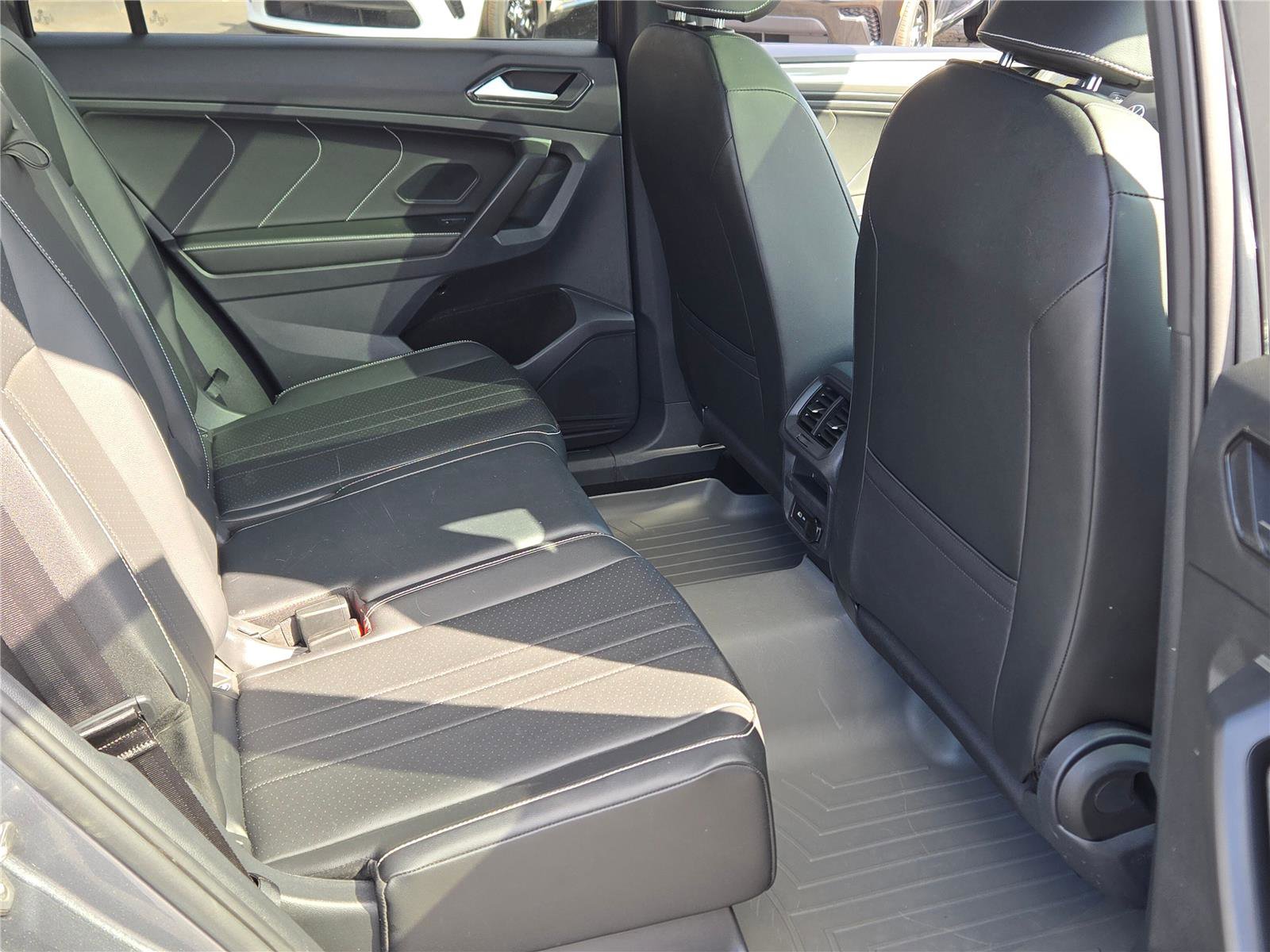 Used 2022 Volkswagen Tiguan SE R-Line image 7