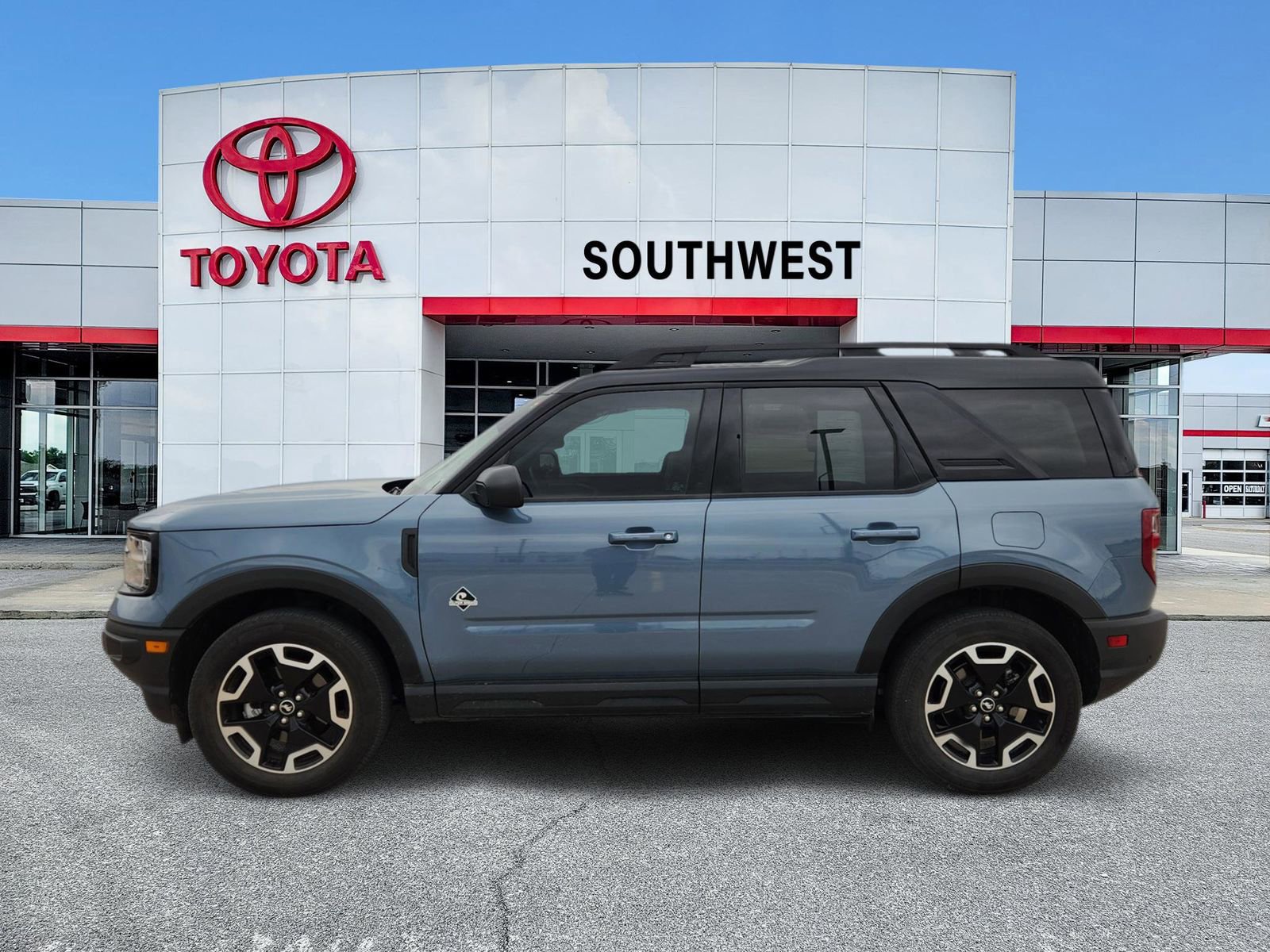 Used 2024 Ford Bronco Sport Outer Banks w/ Tech Package image 3