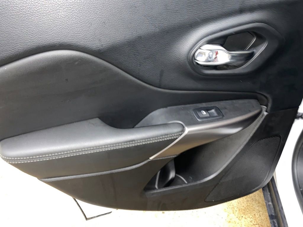 Used 2019 Jeep Cherokee Limited image 29