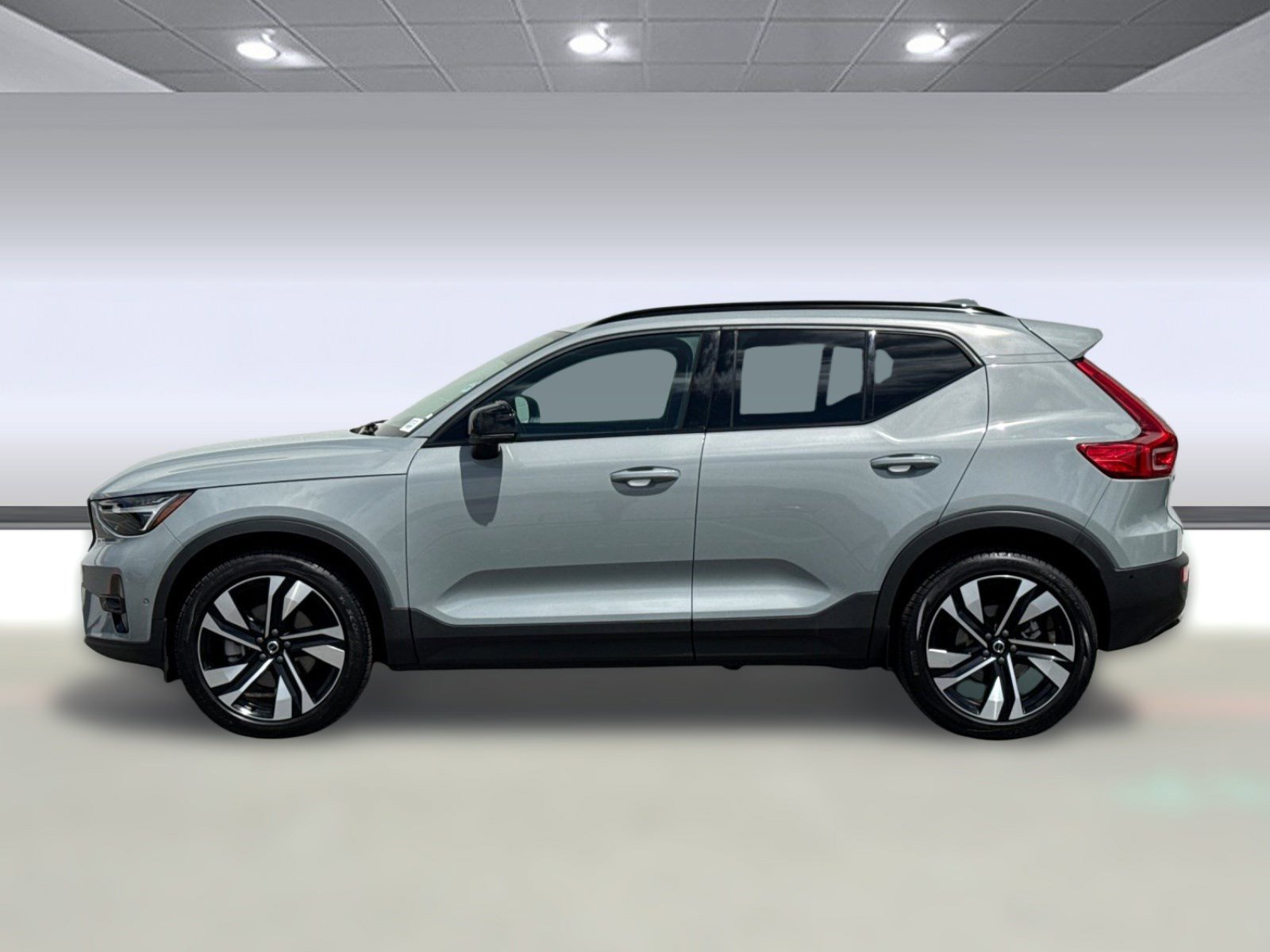 Used 2025 Volvo XC40 B5 Ultra w/ Climate Package image 2