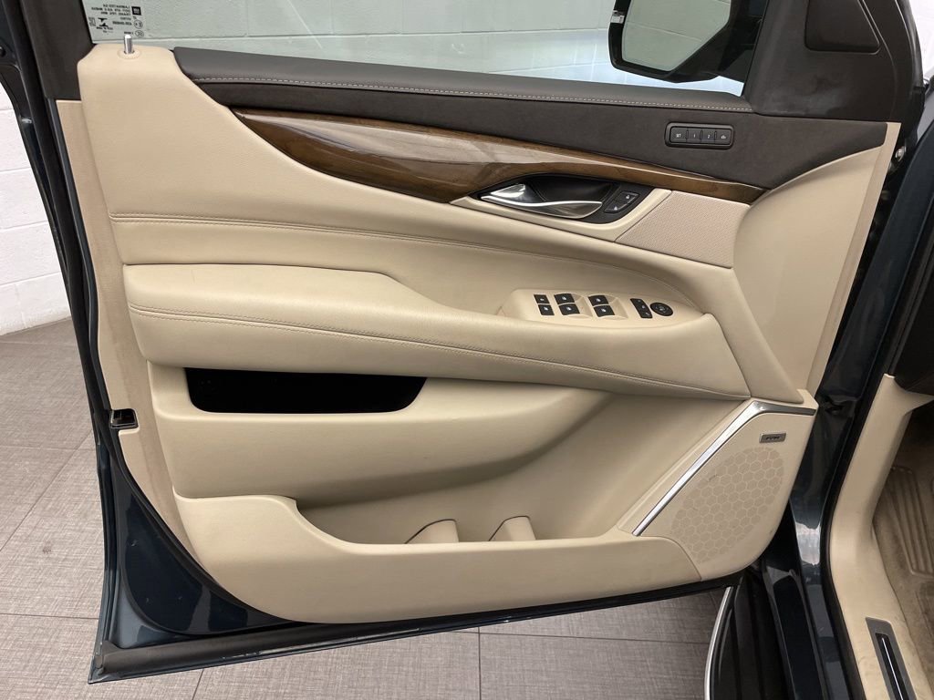 Used 2020 Cadillac Escalade Luxury w/ LPO, Radiant Package AWD/4WD image 20