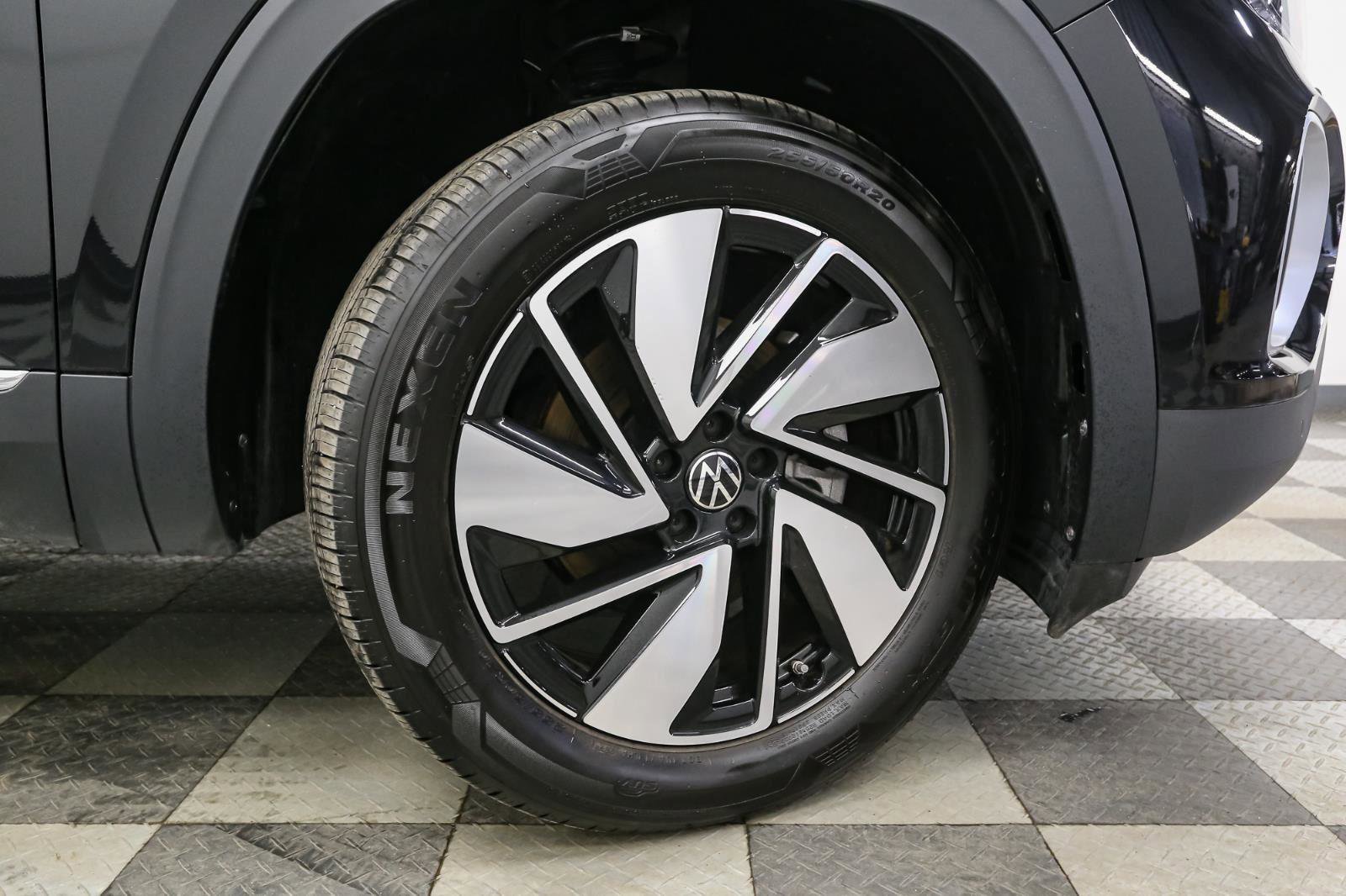 Certified 2025 Volkswagen Atlas SEL image 18