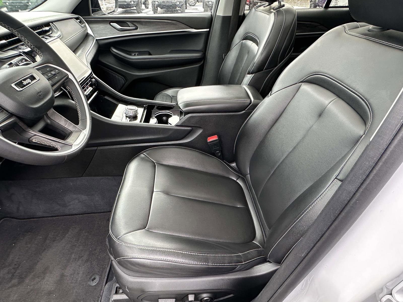 Used 2023 Jeep Grand Cherokee Limited image 19