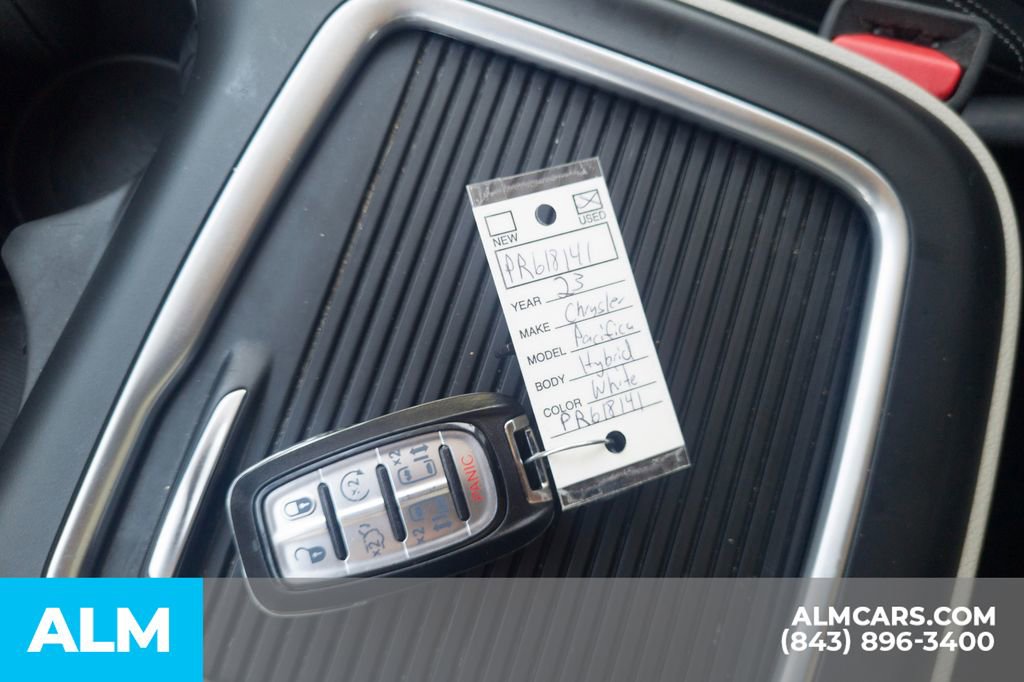 Used 2023 Chrysler Pacifica Touring-L image 33