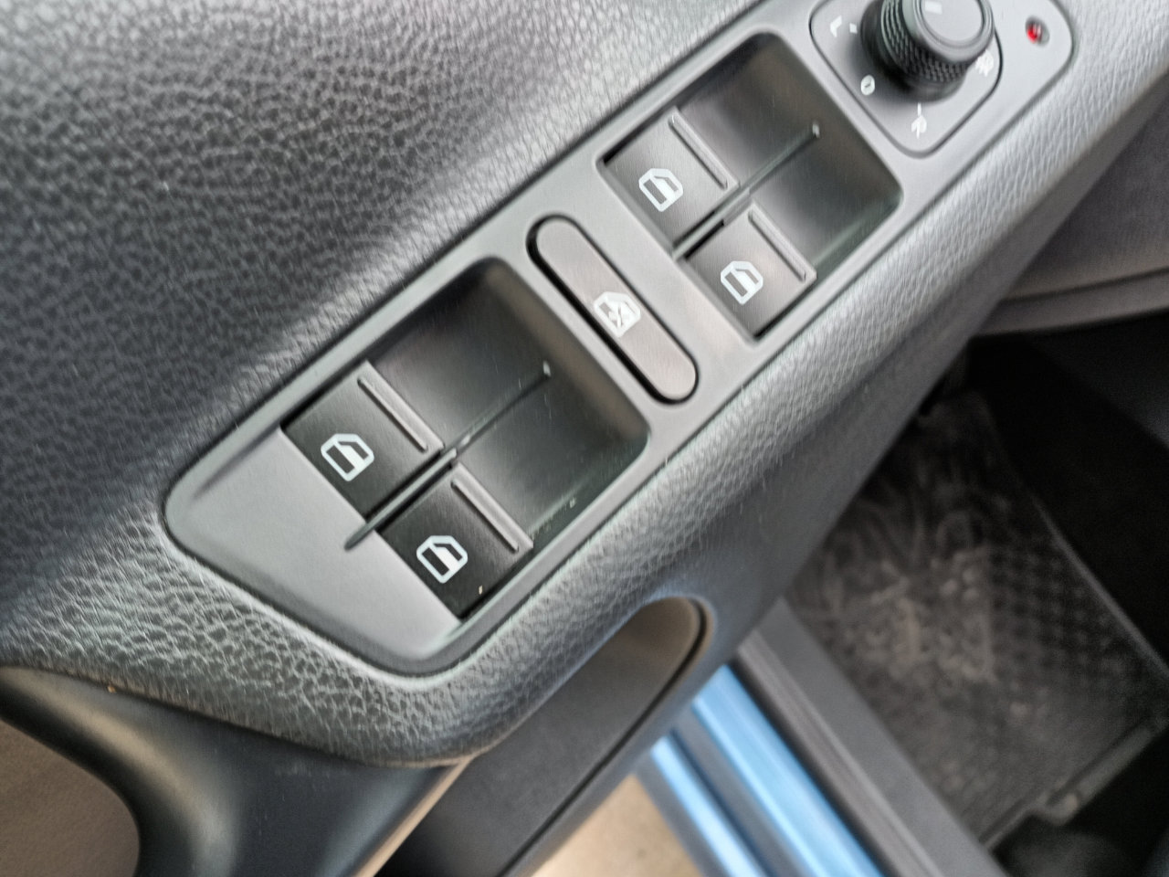 Used 2017 Volkswagen Tiguan S image 24