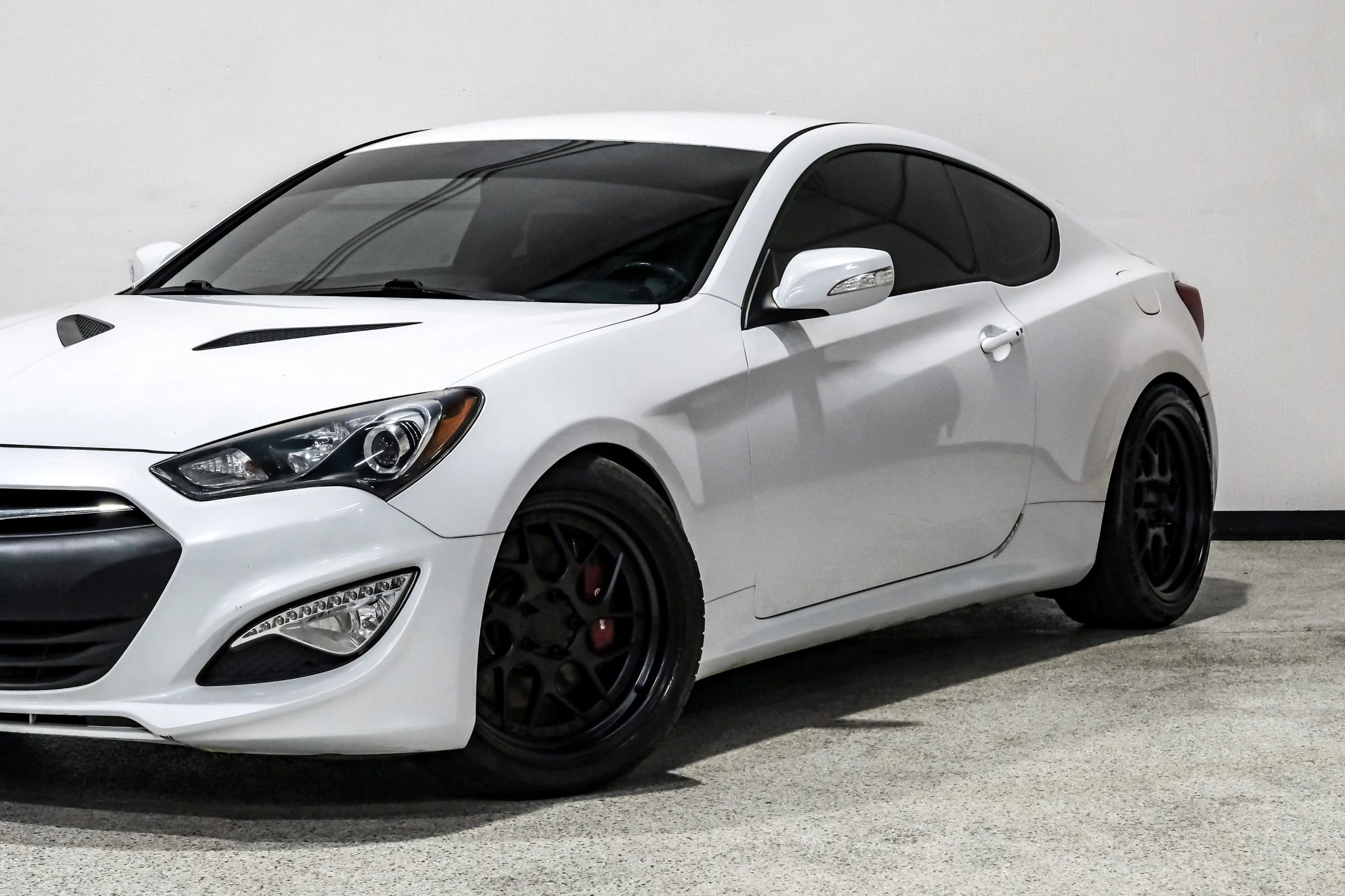 Used 2016 Hyundai Genesis Coupe 3.8 image 4