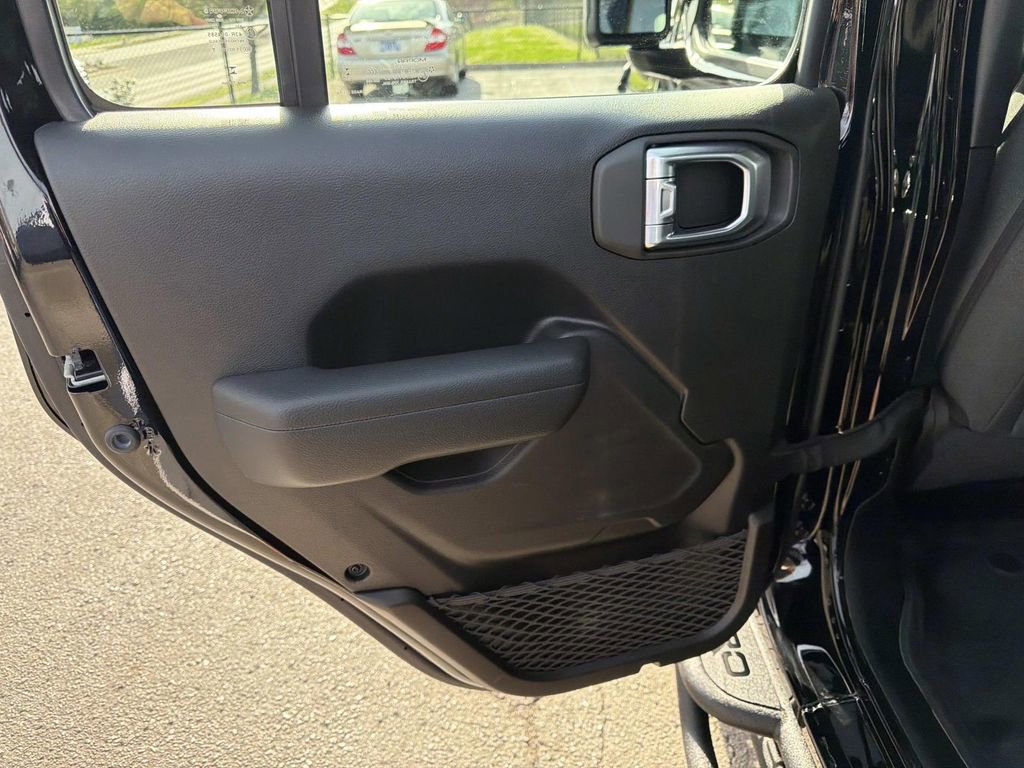 Used 2025 Jeep Gladiator Sport image 14