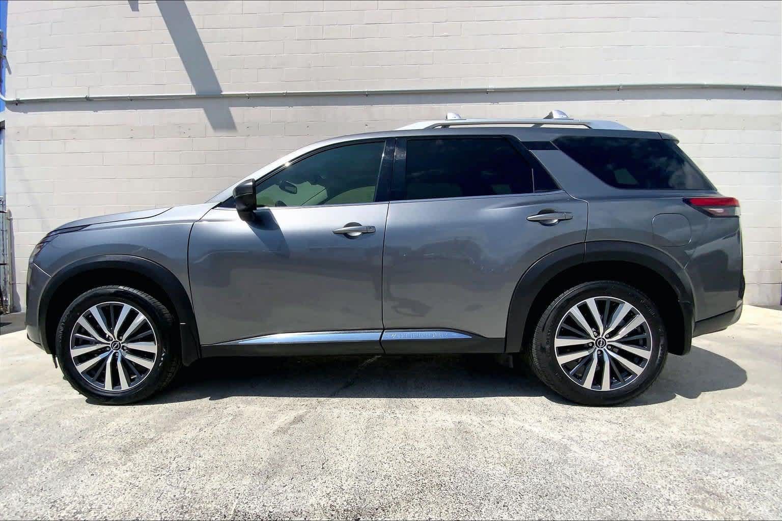 Used 2022 Nissan Pathfinder Platinum w/ Cargo Package FWD image 3