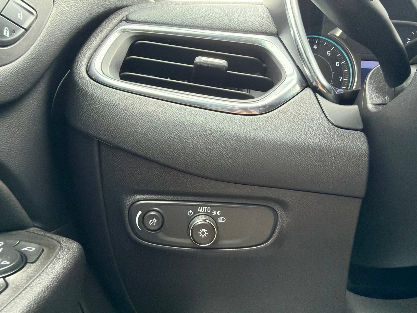 Used 2024 Chevrolet Equinox LT FWD image 21
