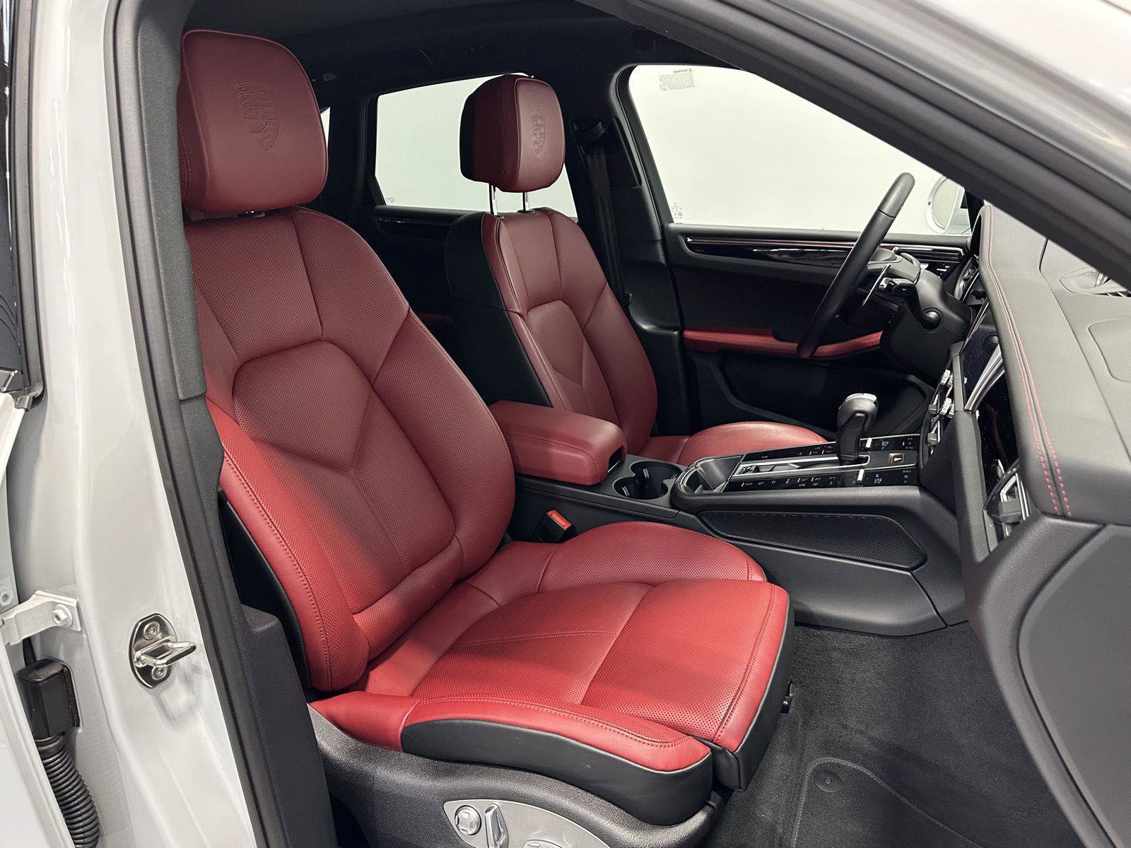 Certified 2025 Porsche Macan image 43