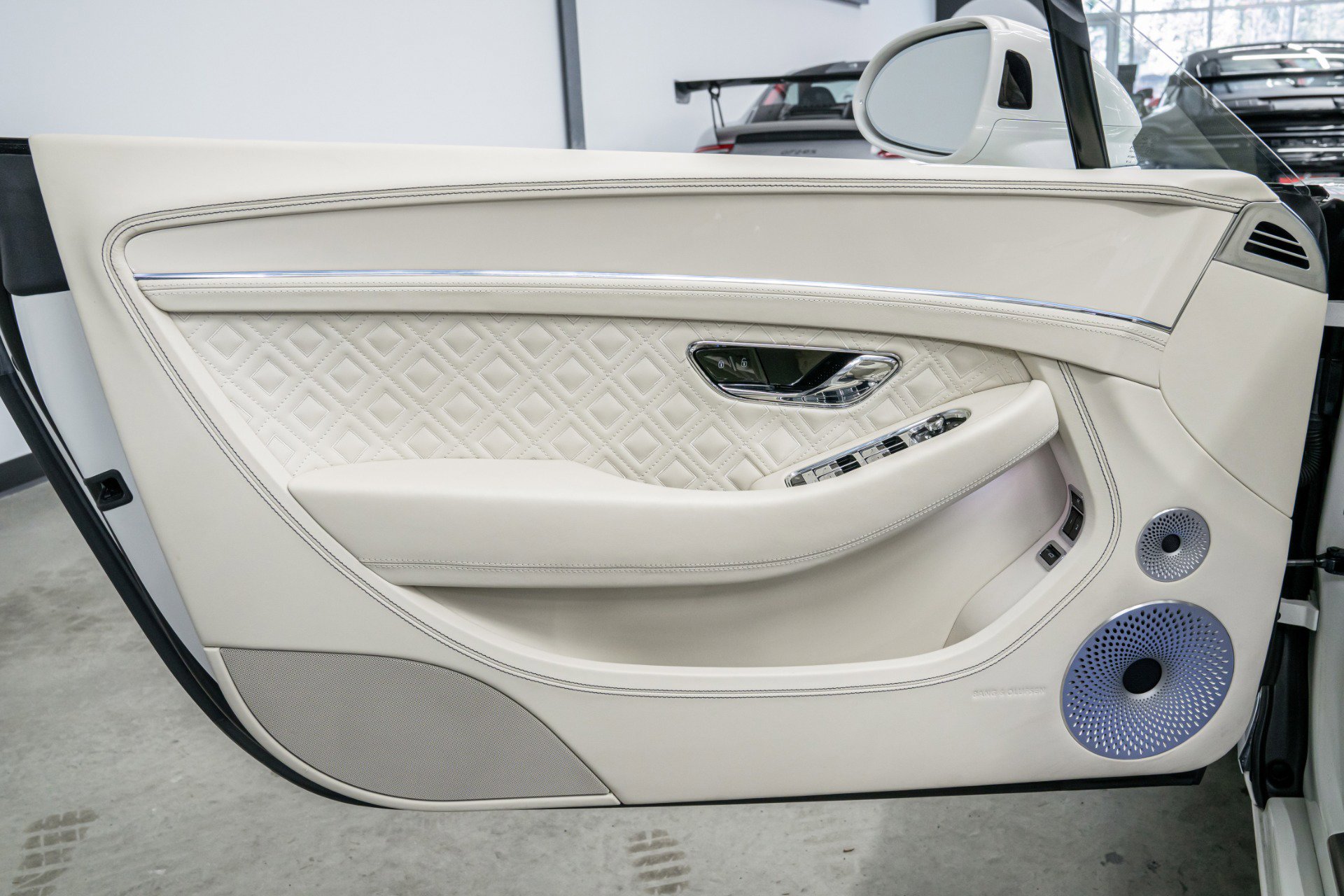 Used 2023 Bentley Continental GT Azure image 33