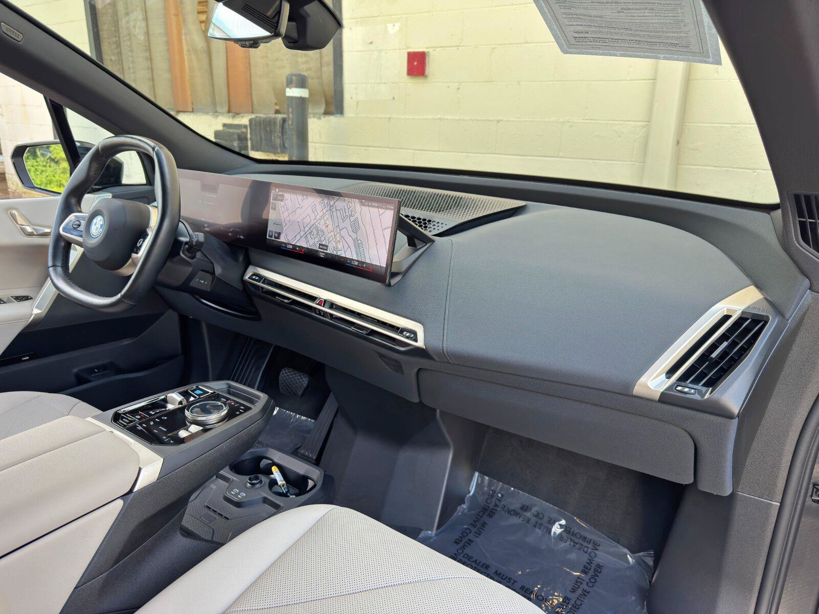 Used 2022 BMW iX xDrive50 w/ Sport Package AWD/4WD image 13
