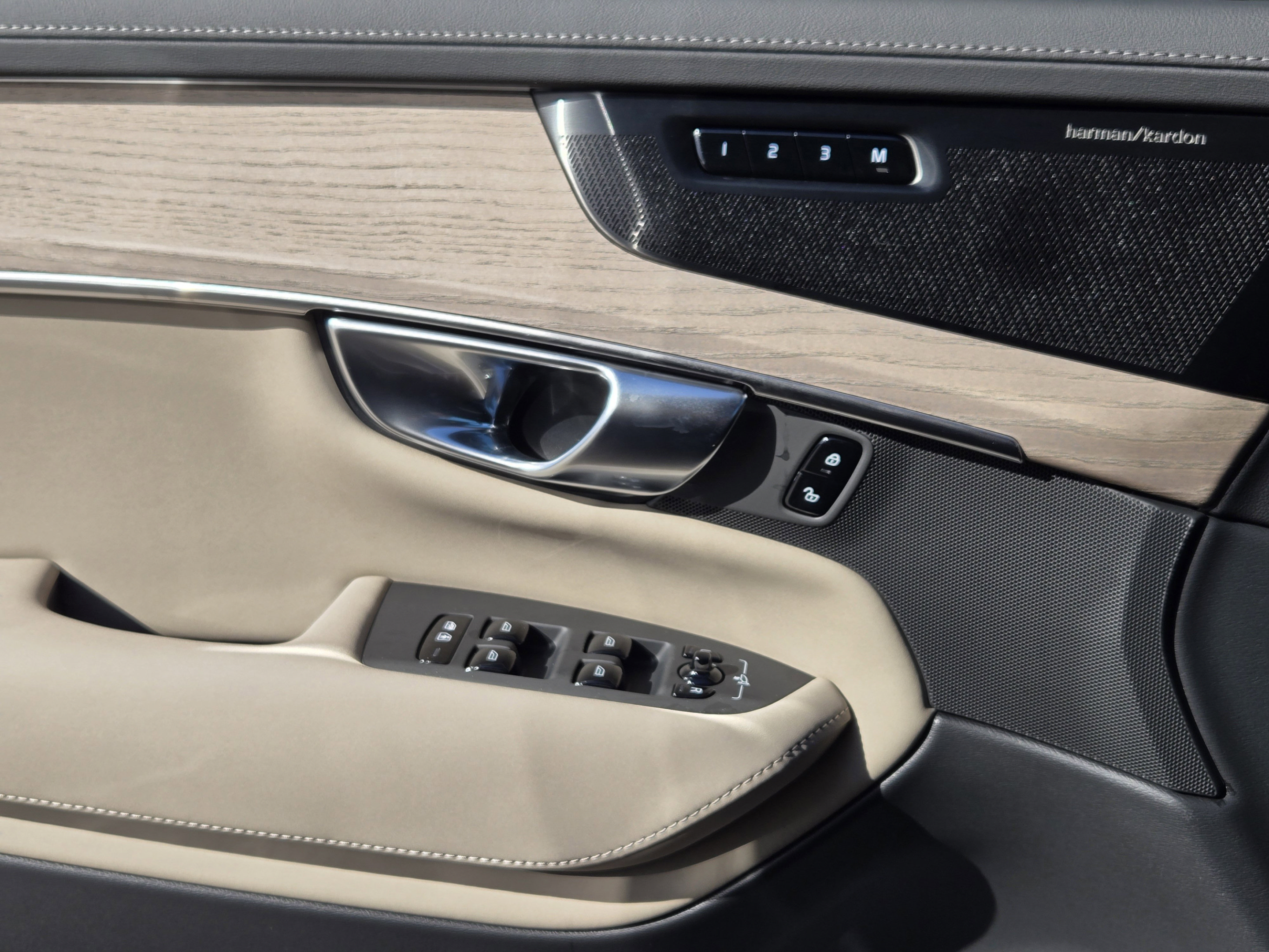 Used 2026 Volvo XC90 B6 Plus w/ Protection Package Premier AWD/4WD image 22
