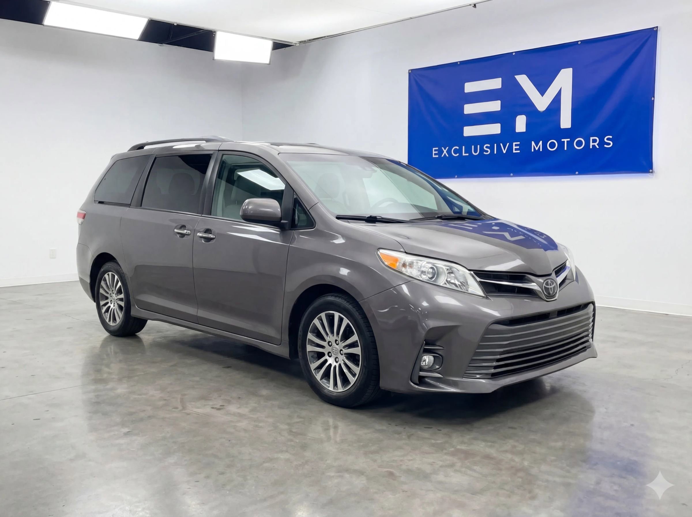 Used 2018 Toyota Sienna XLE image 1