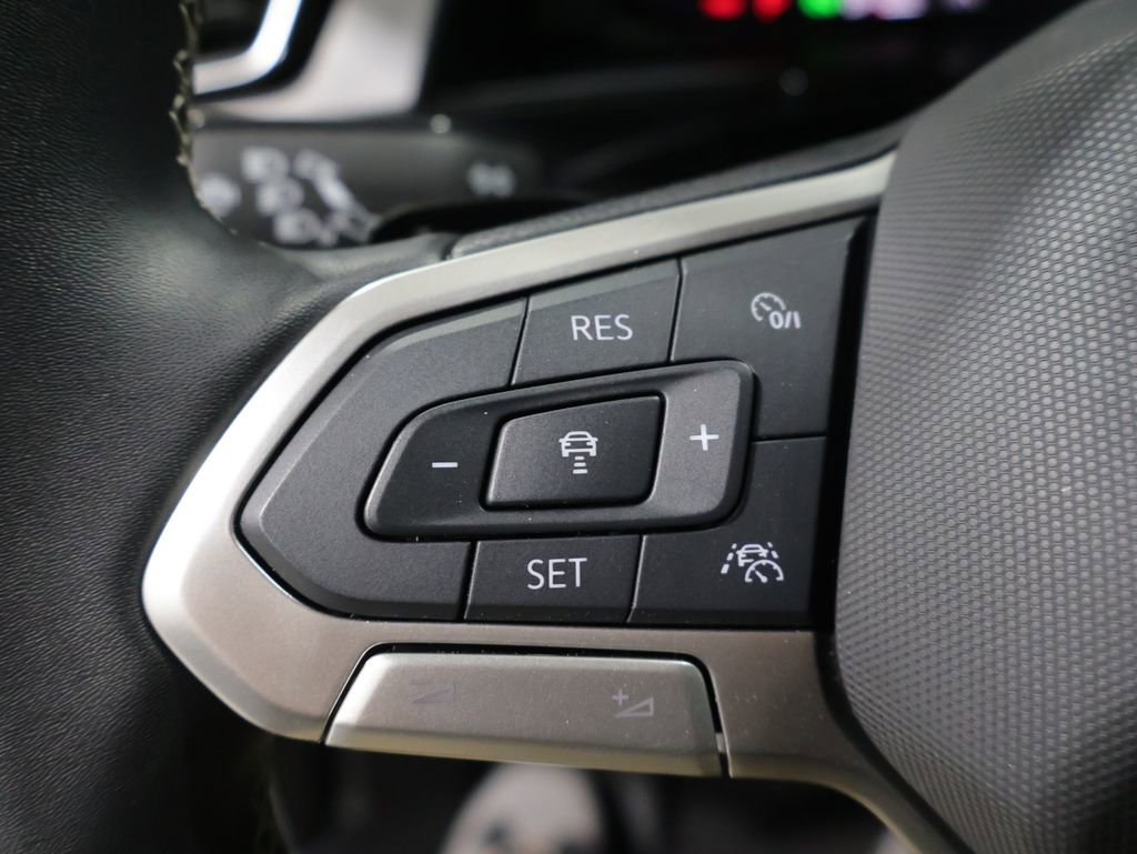 Used 2025 Volkswagen Atlas Cross Sport SE image 32