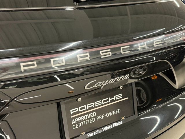 Certified 2023 Porsche Cayenne Platinum Edition image 11