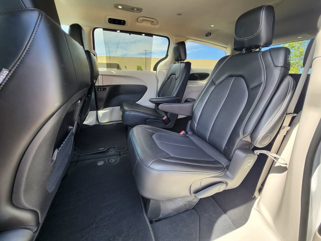 Used 2024 Chrysler Pacifica Touring-L FWD image 13