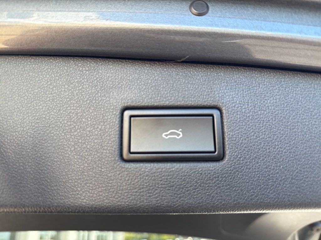 Used 2018 Volkswagen Tiguan SEL AWD/4WD image 8