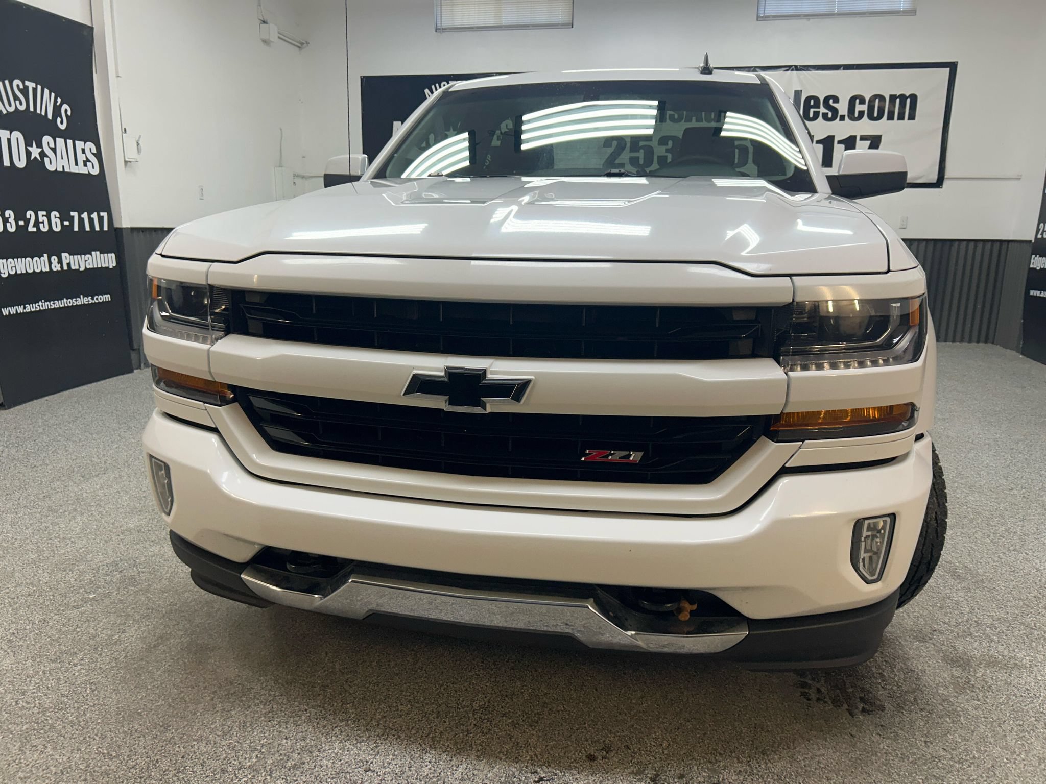 Used 2017 Chevrolet Silverado 1500 LT w/ LT Convenience Package AWD/4WD image 2