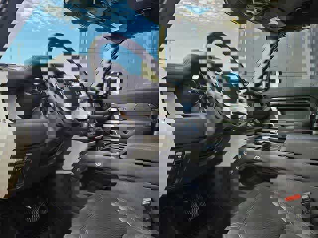 Used 2023 Land Rover Defender 130 X-Dynamic SE image 2