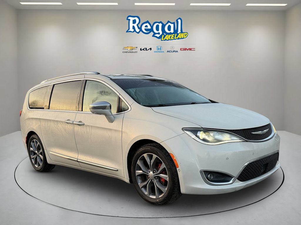 Used 2017 Chrysler Pacifica Limited FWD image 1