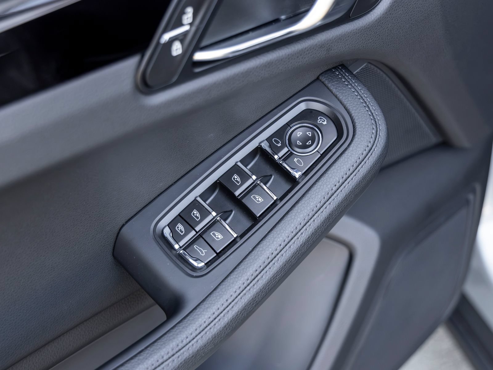 Certified 2026 Porsche Macan AWD/4WD image 27