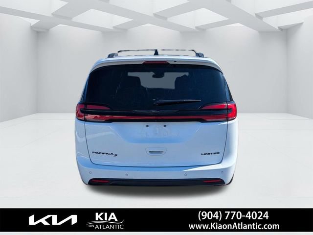 Used 2025 Chrysler Pacifica Limited image 4