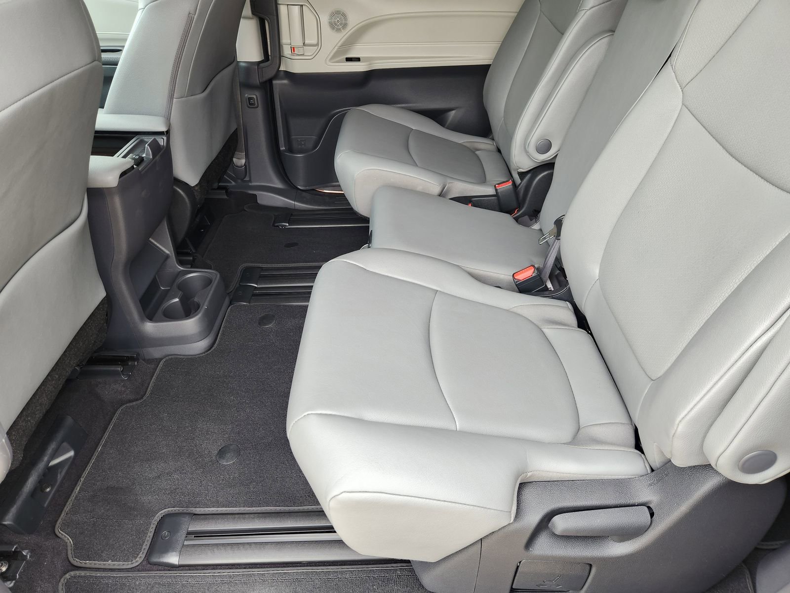 Used 2023 Toyota Sienna XLE FWD image 33