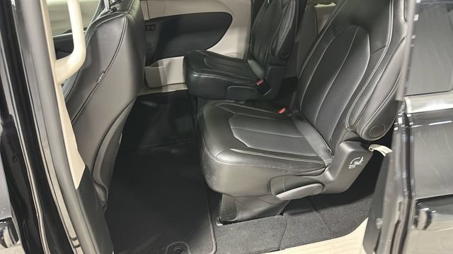 Used 2024 Chrysler Pacifica Touring-L FWD image 22