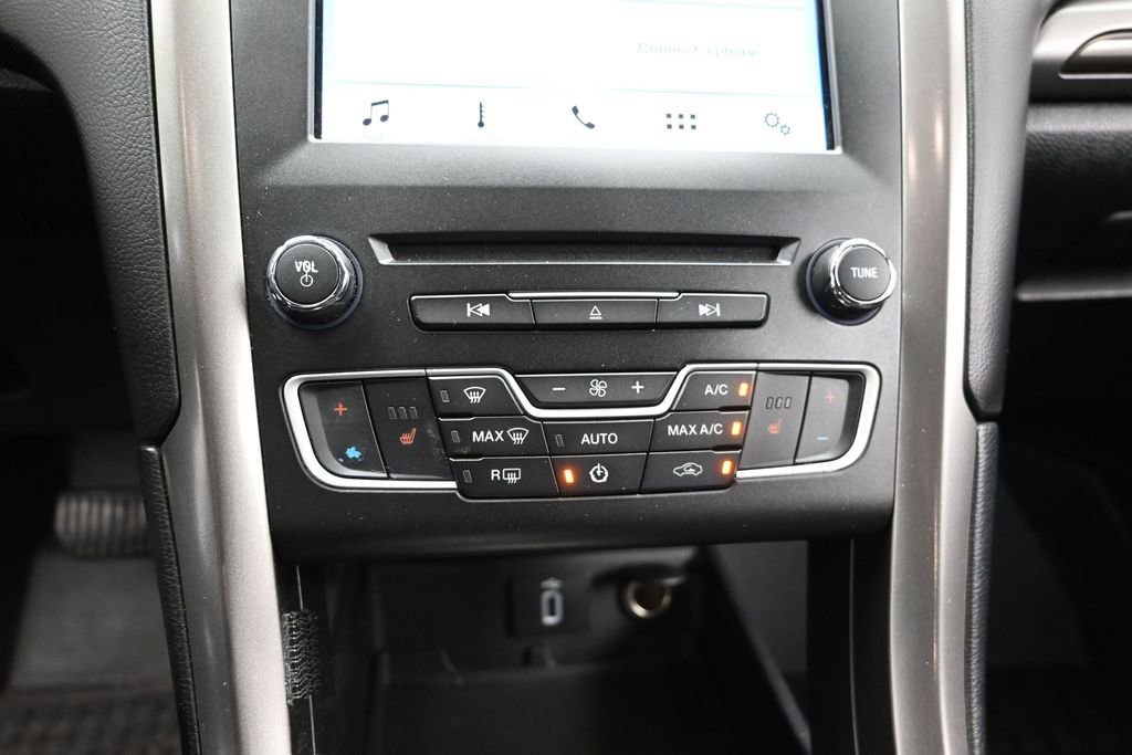 Used 2017 Ford Fusion SE w/ Fusion SE Technology Package FWD image 16