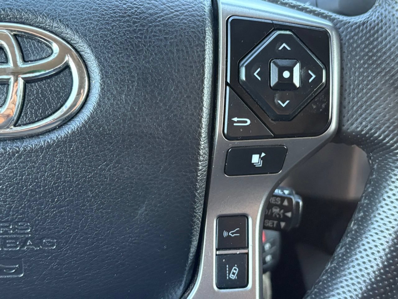 Used 2022 Toyota Tacoma SR5 AWD/4WD image 16
