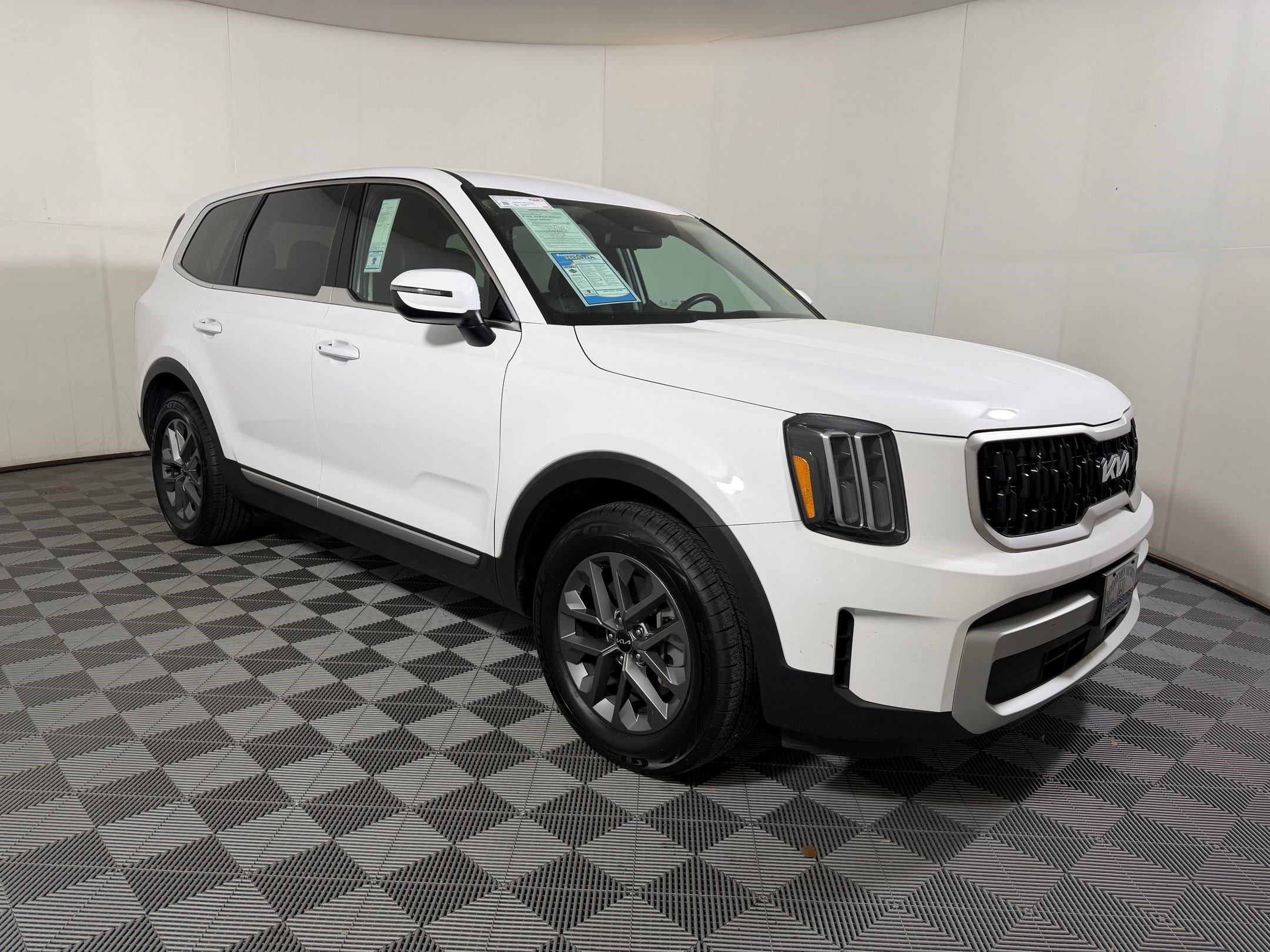 Used 2024 Kia Telluride LX image 6