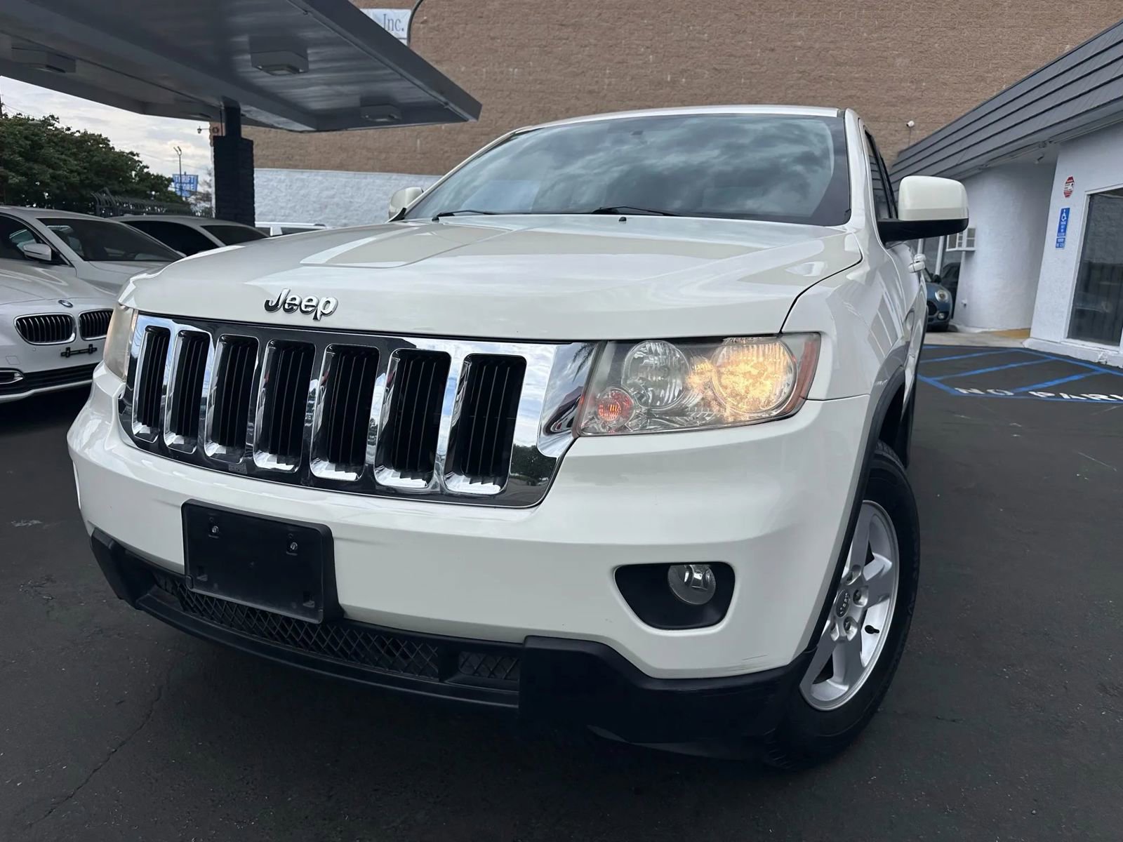 Used 2012 Jeep Grand Cherokee Laredo w/ Laredo E Group image 3