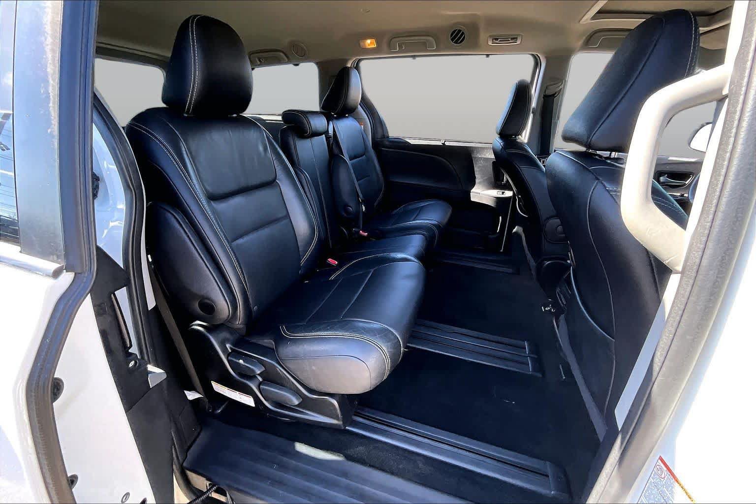 Used 2017 Toyota Sienna SE w/ SE Preferred Package FWD image 19