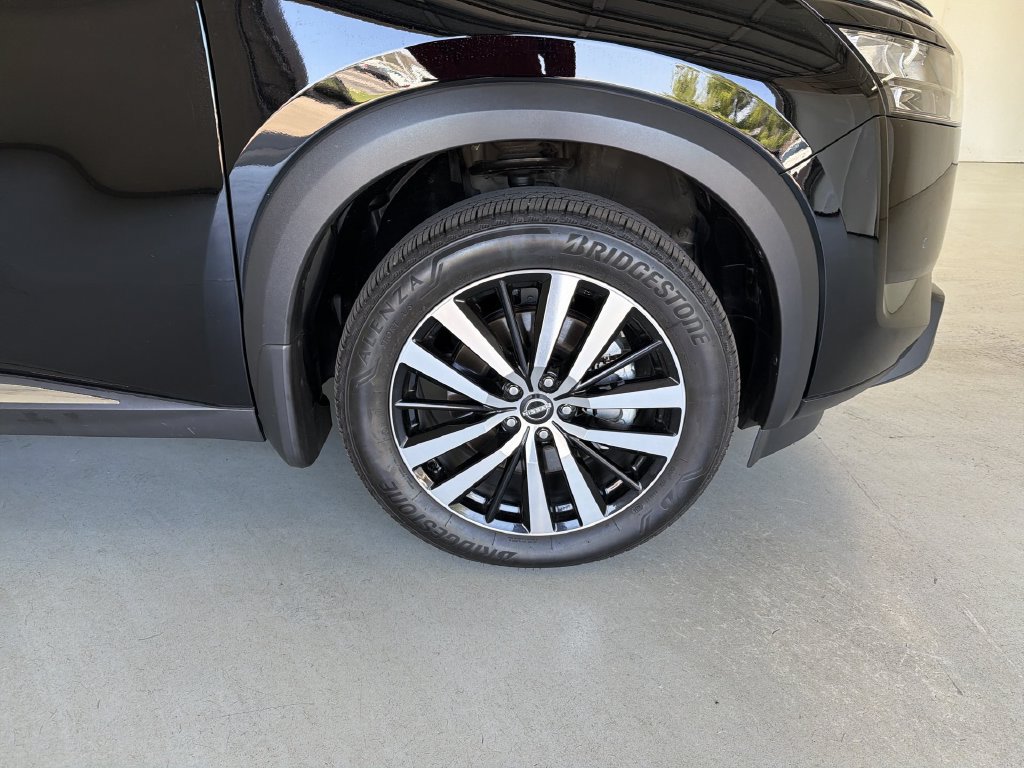 Certified 2025 Nissan Pathfinder Platinum w/ Cargo Package FWD image 15