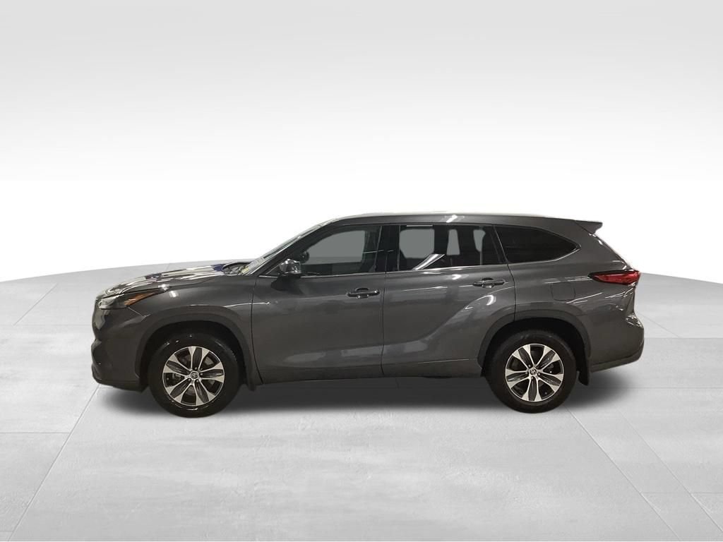 Used 2022 Toyota Highlander XLE AWD/4WD image 3